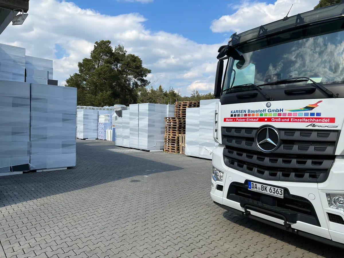 Hof von Karsen Baustoff mit Dämmstoff-Paletten und dem KARSEN-Lkw
