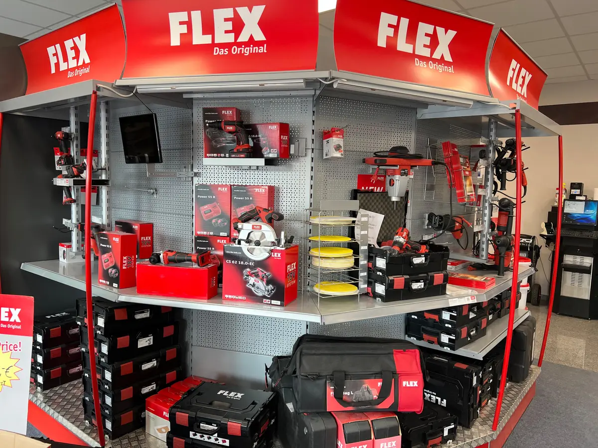 Verkaufsständer mit FLEX Akkuschraubern, Schleifern, Kreissäge und Rührwerk