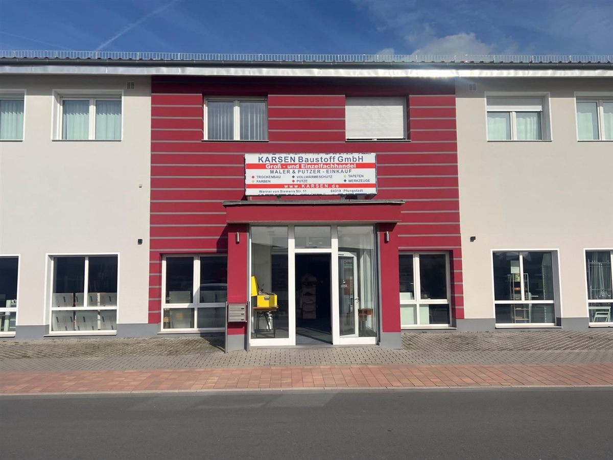 Fassade der Karsen Baustoff GmbH, Werner-von-Siemens-Straße 11, 64319 Pfungstadt, mit Firmenschild und Eingang