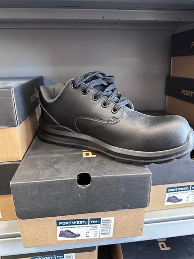 Portwest Compositelite Safety Trainer, Gebinde im Regal bei Karsen Baustoff