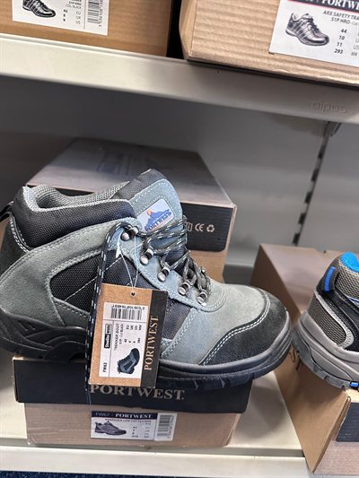 Portwest Steelite Work Trekker Boot, Gebinde im Regal bei Karsen Baustoff