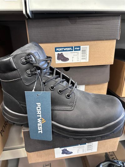 Portwest Trouper Boot, Gebinde im Regal bei Karsen Baustoff