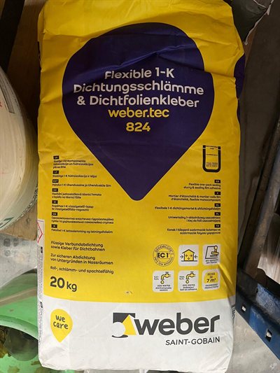 weber Dichtungsschlämme & Dichtfolienkleber 824, Gebinde im Regal bei Karsen Baustoff