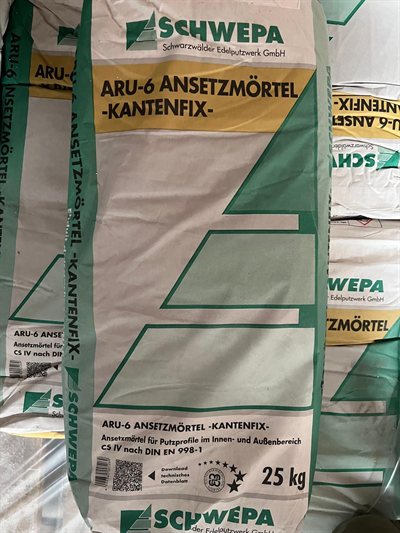 Schwepa ARU-6 Ansetzmörtel -Kantenfix-, Gebinde im Regal bei Karsen Baustoff