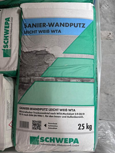 Schwepa Sanier-Wandputz leicht weiß WTA, Gebinde im Regal bei Karsen Baustoff
