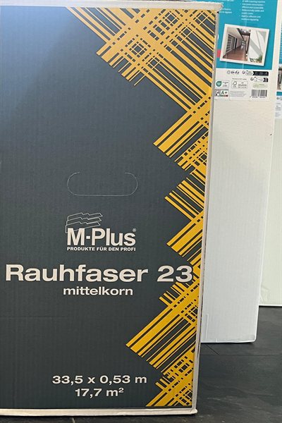 M-Plus Rauhfaser 23 mittelkorn, Gebinde im Regal bei Karsen Baustoff