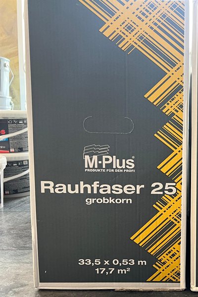 M-Plus Rauhfaser 25 grobkorn, Gebinde im Regal bei Karsen Baustoff