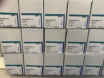 ACP Nageldübel L2, Gebinde im Regal bei Karsen Baustoff