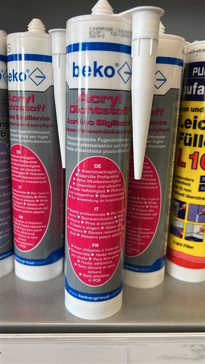 beko Acryl Dichtstoff, Gebinde im Regal bei Karsen Baustoff