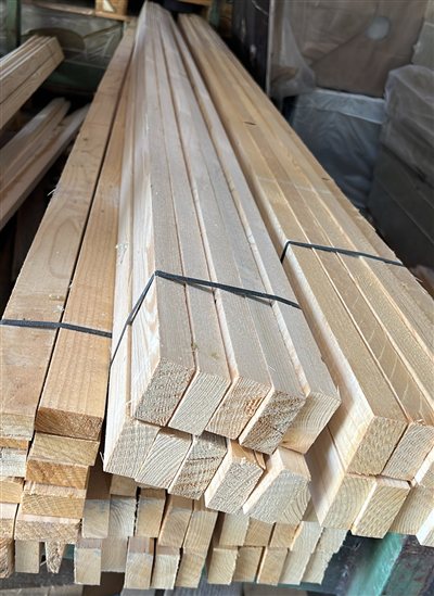 Gebündelte Dachlatten auf Lager bei Karsen Baustoff