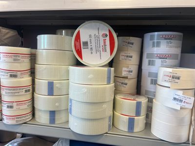 baukom, BAUFAS Fugendeckstreifen, Gebinde im Regal bei Karsen Baustoff