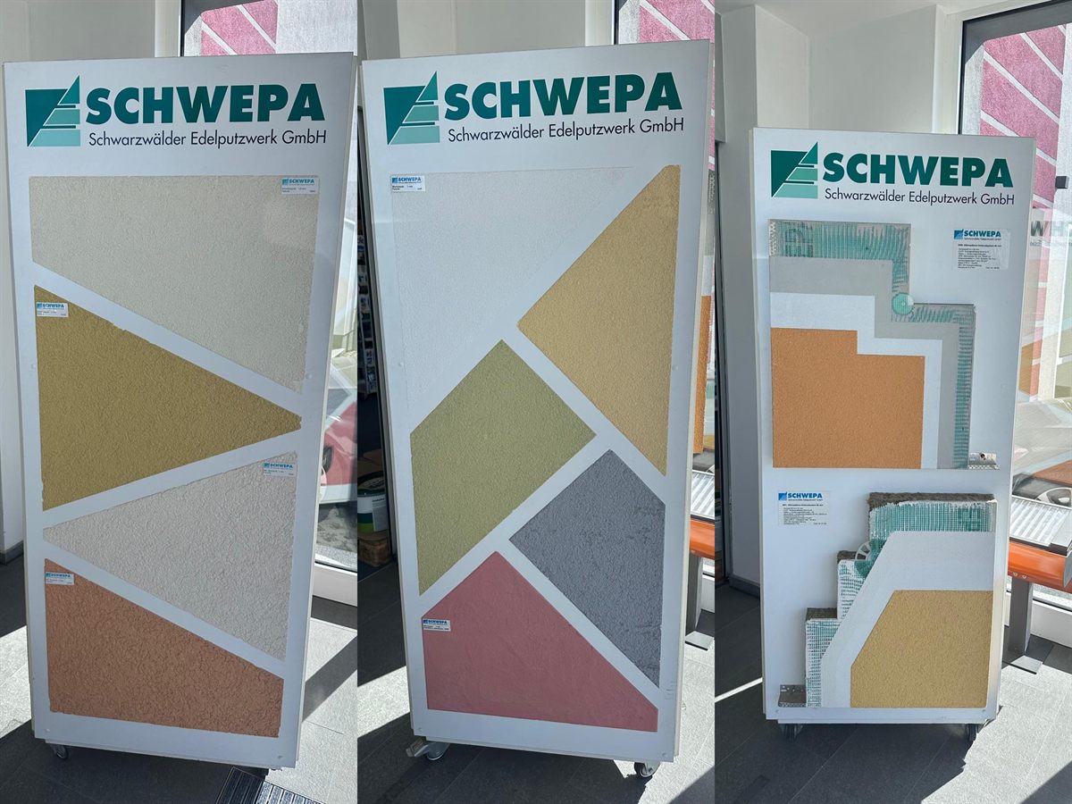 Drei Schwepa Musterständer im Laden mit Putzproben und Wärmedämm-Verbundsystemen